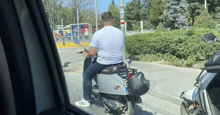 Kafasına takmadığı kaskla motosikletin plakasını kapattı