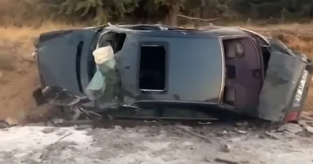 Burdur da direksiyon hakimiyetini kaybeden sürücü otobüs durağına çarptı VİDEO İZLE