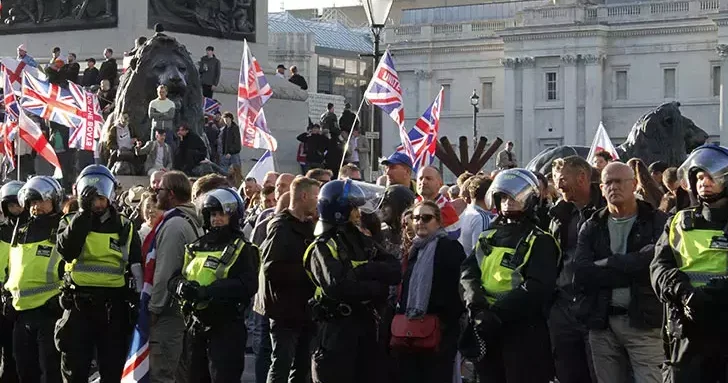 Londra da göçmen karşıtı protesto: 26 polis yaralandı, 25 kişi gözaltında