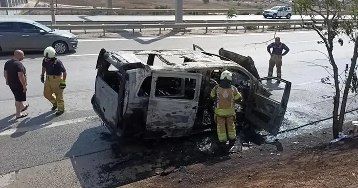 Kurtköy de hafif ticari araç alev alev yandı