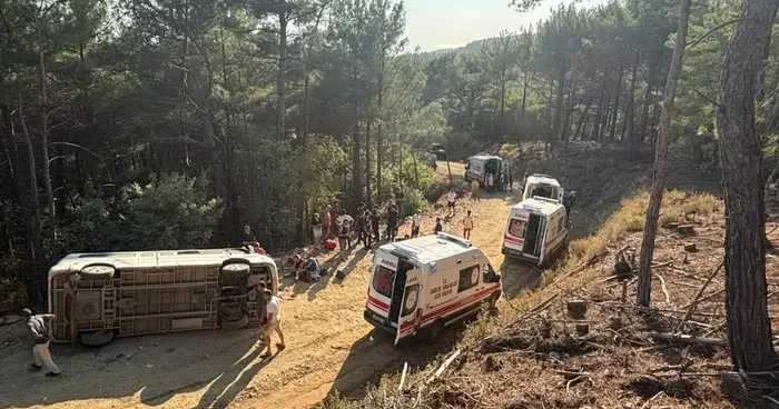 Kazdağları nda tur minibüsü devrildi: 11 yaralı