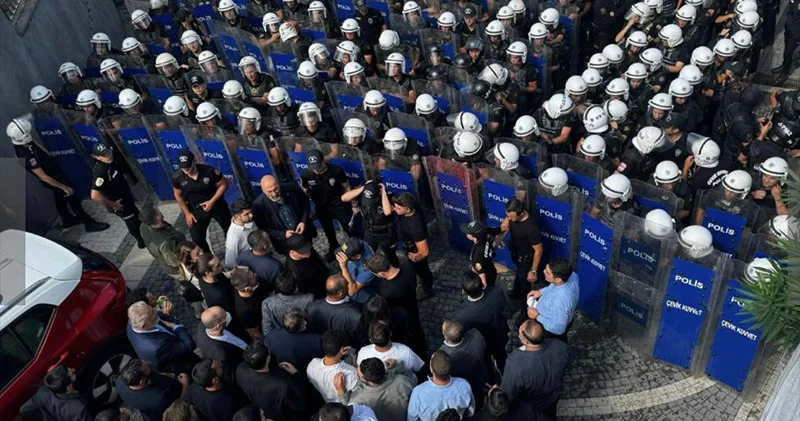 Ümit Özdağ: CHP bir devlet operasyonuyla karşı karşıya, Erdoğan seçilemeyeceği için önünü muhalefeti parçalayarak açma stratejisi uyguluyor