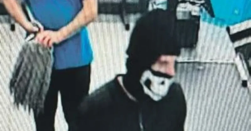 Maskeli soyguncuları paspasla engellediler