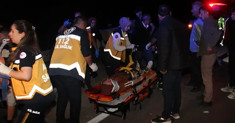 Sivas ta 2 otomobil ve 1 traktör kazaya karıştı; 10 yaralı