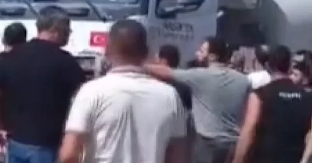 Yol verme tartışmasında kendine hakim olamayan sürücü beton mikserini yumrukladı VİDEO İZLE