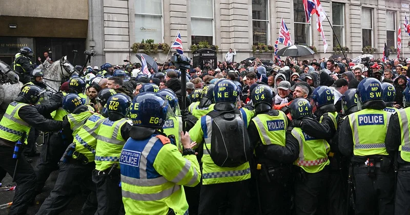 Londra’da aşırı sağcıların yürüyüşünde olaylar çıktı: 26 polis yaralı, 25 gözaltı