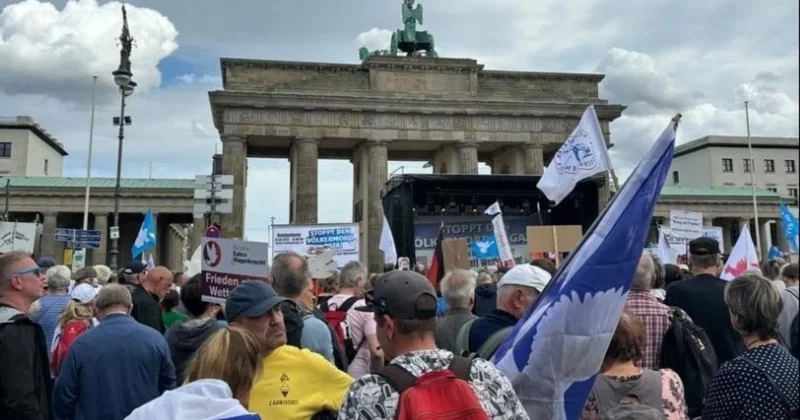 Berlin de binlerce kişi, Gazze deki savaşa karşı barış çağrısında bulundu Sözcü Gazetesi