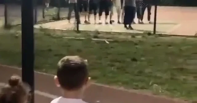 ABD li çocuklar Müslüman cemaati görüp ilk namazlarını kıldı VİDEO İZLE
