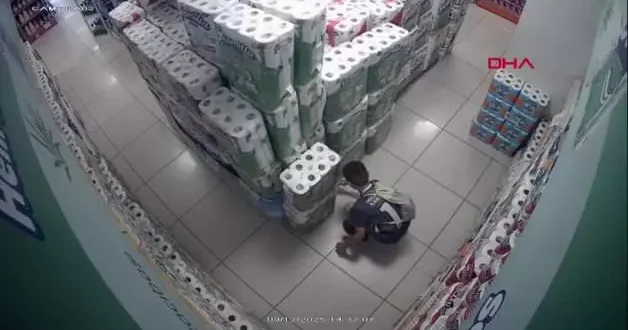 Küçük çocuğun ateşle oyunu az kalsın faciaya neden oluyordu