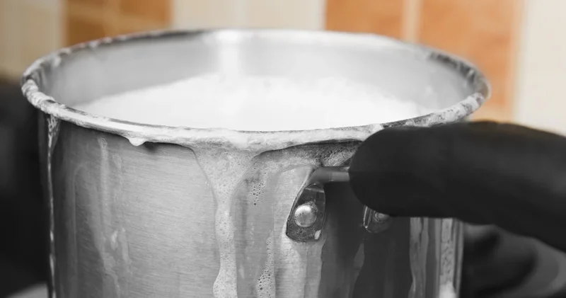 Süt de dökülmesin ocak da mahvolmasın! sütün pişerken taşmasını önleyen doğal yöntemler ortaya çıktı