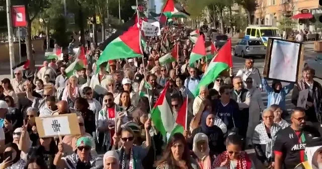 İsveç te yüzlerce kişi Gazze ye destek için yürüdü VİDEO İZLE