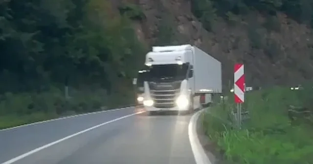 Artvin de TIR ın hatalı sollaması araç kamerasınca kaydedildi VİDEO İZLE