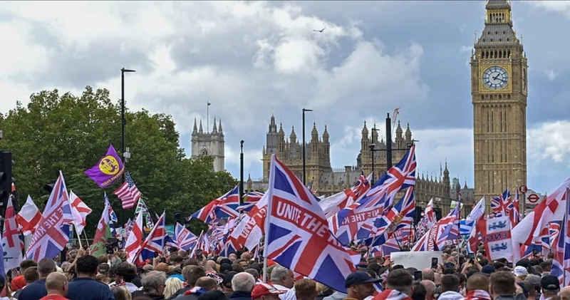 Aşırı sağ protestolar Londra yı karıştırdı: 26 polis yaralandı
