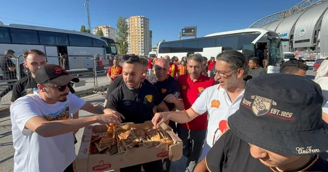 Kayserispor taraftarı, deplasmana gelen Göztepe taraftarına yemek ve tatlı ikram etti Kayseri Haberleri