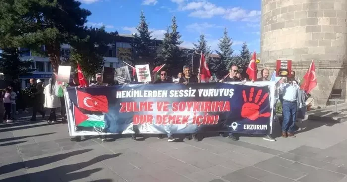 Sağlık çalışanları Gazze için yürüdü