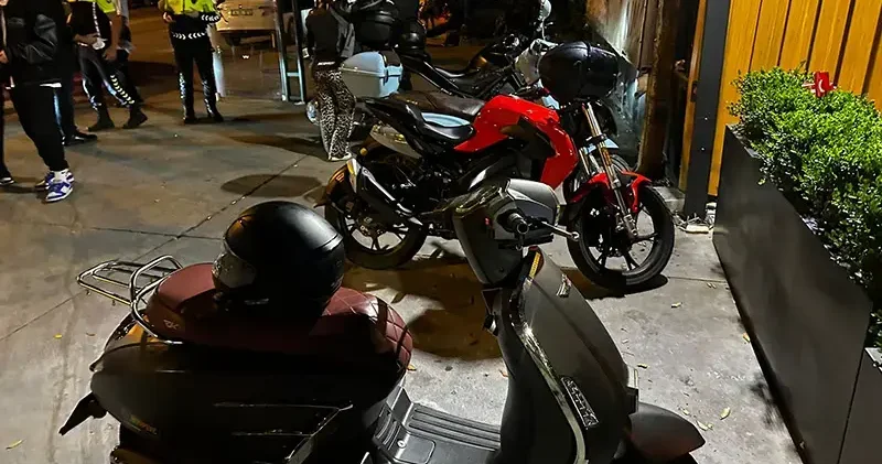 Sarıyer Sahilyolu nda kaldırıma park edilen 22 motosiklete ceza