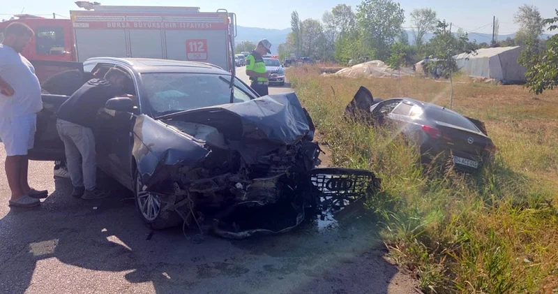 Yol savaş alanına döndü! Kafa kafaya çarpışan araçlardan biri tarlaya uçtu