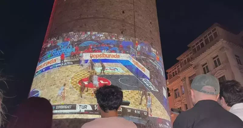 12 Dev Adam ın final mücadelesi Galata Kulesi ne yansıtıldı