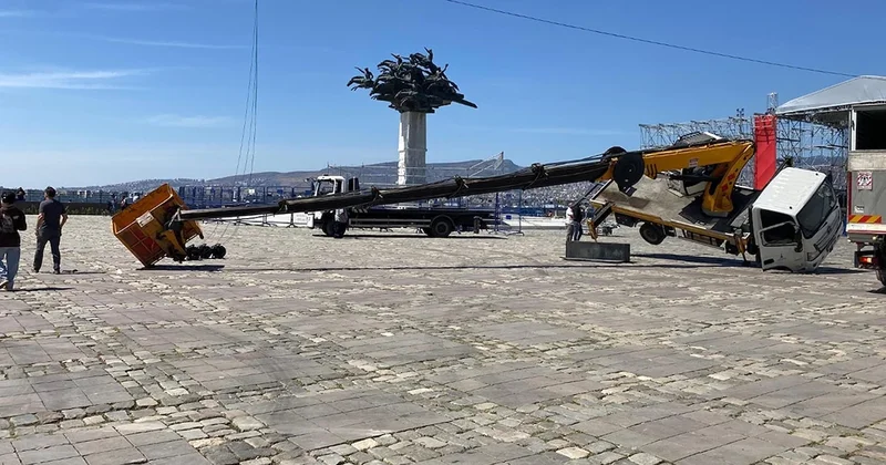 İzmir de vinç devrildi: Gazeteciler darbedildi Sözcü Gazetesi