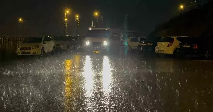 Hatay’da etkisini hissettiren dolu yağışı yolları beyaza bürüdü