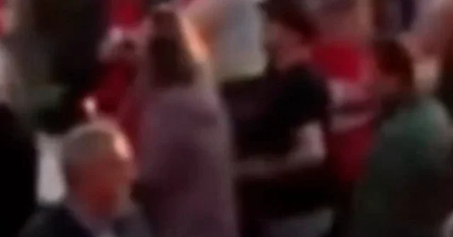 Yolsuzluktan tutuklanan İmamoğlu na desteğe mitinge gelen şahsın hırsızlık yaptığı anlar kameraya yansıdı VİDEO İZLE