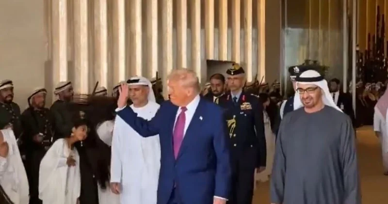 ABD Başkanı Trump a BAE de düzenlenen karşılama töreni dikkati çekti Dış Haberler