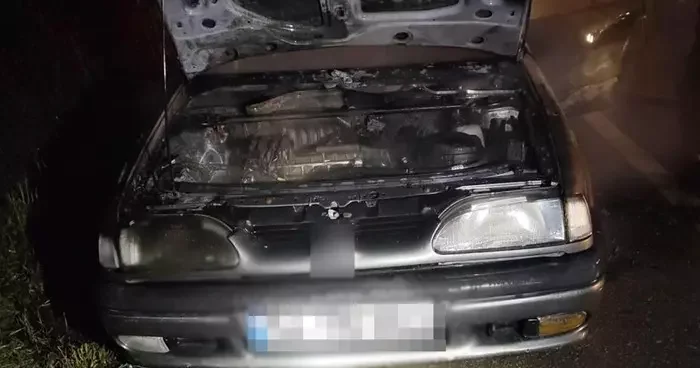 Alev topuna dönen otomobil, itfaiye ekiplerince söndürüldü