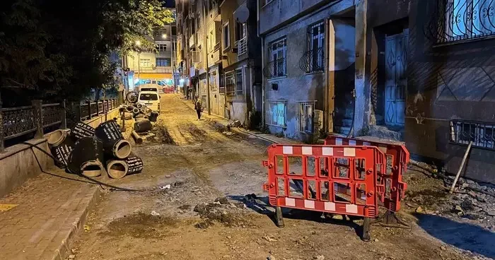 Bayrampaşa’da altyapı çalışması yapılan sokakta rögar kapağı patladı