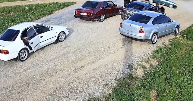 Aksaray da sürücüler yolu kapatıp drift attı yetmedi havaya ateş açtı VİDEO İZLE