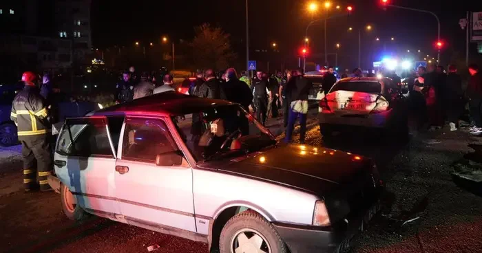 Kontrolden çıkan otomobil, kırmızı ışıkta bekleyen araçlara çarptı: 9 yaralı