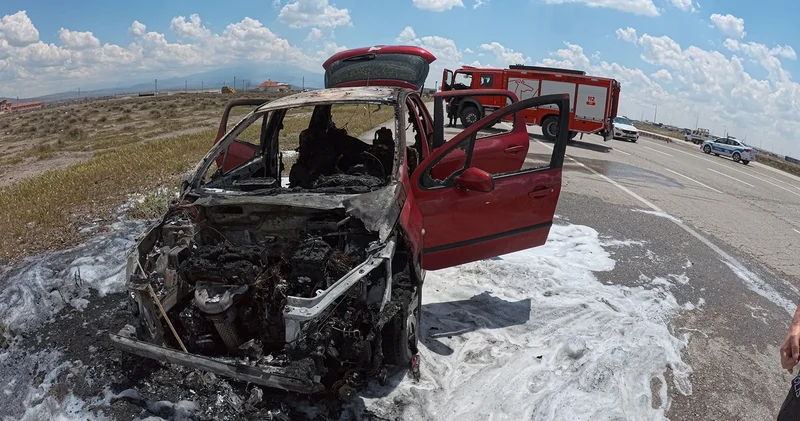 Aksaray da yanan otomobil hurdaya döndü