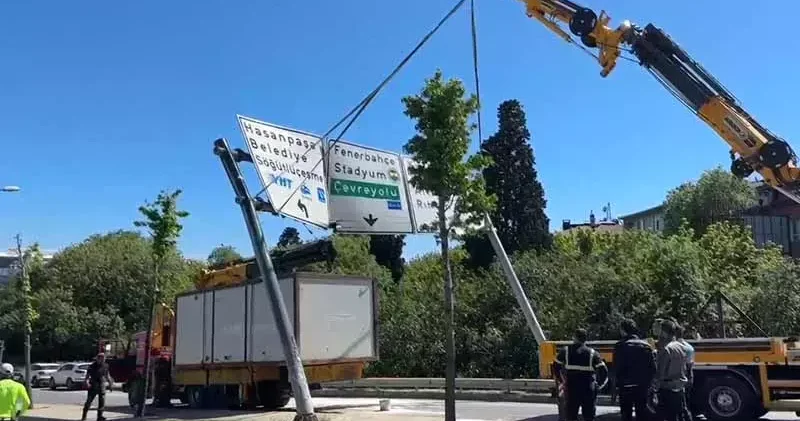 Kadıköy de konteyner yüklü vinç, yön tabelasına çarptı