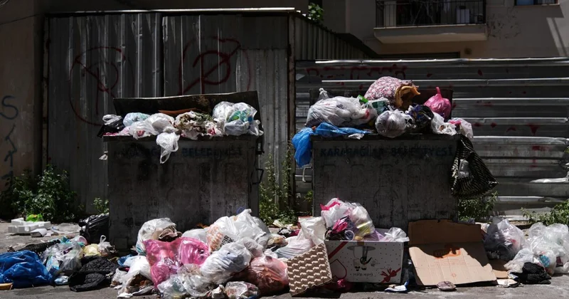 İzmir sokakları çöplerle doldu