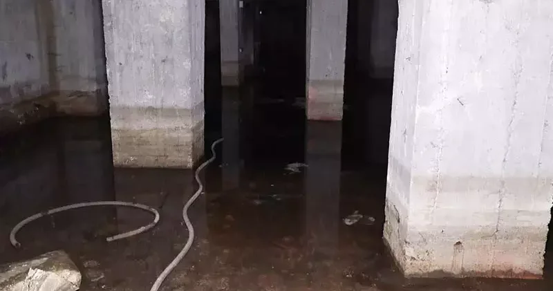 Bağcılar da zemininde su çıkan sitede deprem korkusu