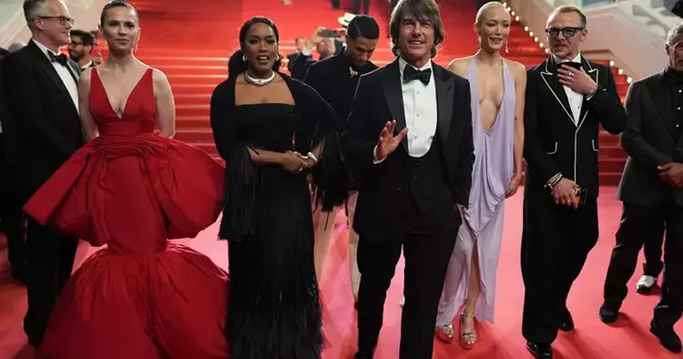 Herkes bu anı bekliyordu… Yılın galasına yıldız yağdı… Eleştirmenlerin beğenmediği filmi seyirci ayakta alkışladı