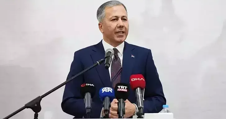Bakan Yerlikaya: Nitelikli Dolandırıcılık, Yasa Dışı Bahis, Müstehcenlik ve Bilişim Sistemine Girme suçlarına yönelik düzenlediğimiz operasyonlarda; 102 şüpheli yakalandı