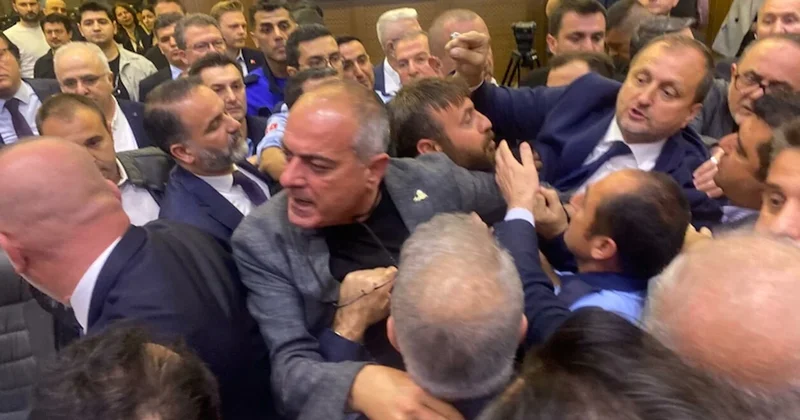 Meclis toplantısında, AKP liler, CHP li başkanın üzerine yürüdü, hakaret etti! Sözcü Gazetesi
