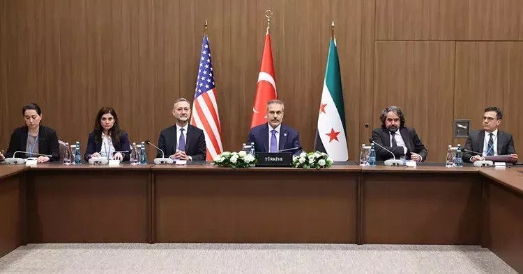 Bakan Fidan, ABD li ve Suriyeli mevkidaşlarıyla Antalya da üçlü görüşme yaptı