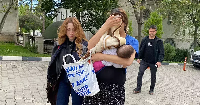 Hırsızlık şüphelisi, kucağında bebeğiyle adliyeye sevk edildi