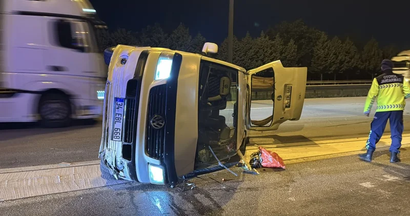 İzmit’te gece yarısı kaza: Minibüs bariyere çarpıp devrildi
