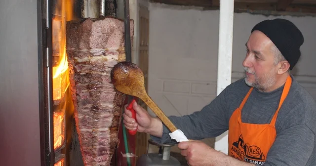 Şarkışla da camiye gelen öğrencilere döner ikramı Sivas Haberleri