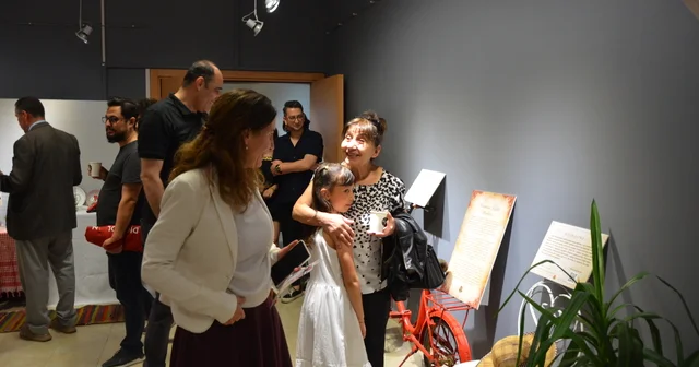 Ziyaretçiler, sergilenen kıyafetlerin hikayelerini karekod ile dinledi Eskişehir Haberleri