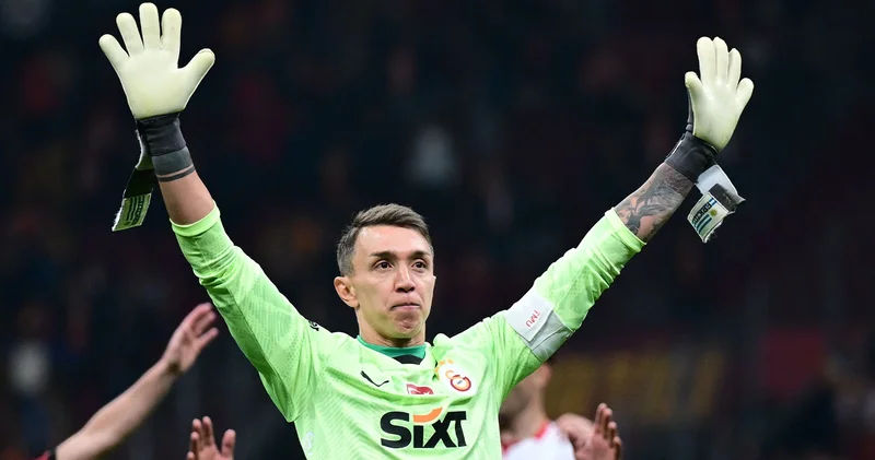 Muslera, Bülent Korkmaz ı yakalayıp tarihe geçti! Lig de şampiyonluk gelirse rekorun tek sahibi olacak