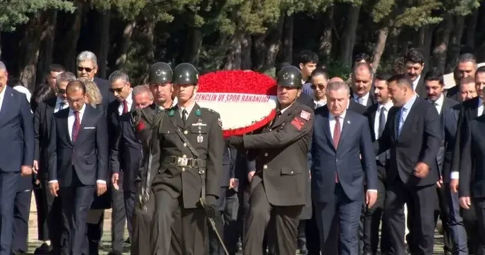 Bakan Bak tan gençler ve sporcularla 19 Mayıs öncesi Anıtkabir ziyareti