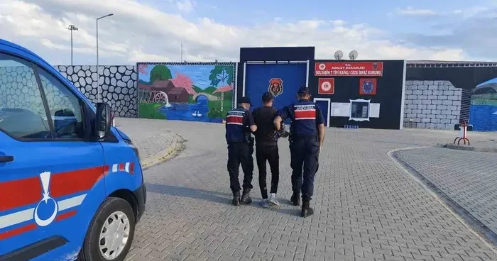 Hapis cezasıyla aranıyordu! Yakalanıp cezaevine gönderildi