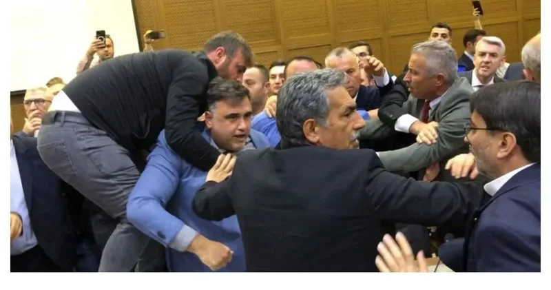 Bursa Büyükşehir Belediye Meclisi nde CHP grubu AK Parti grubuna saldırdı!