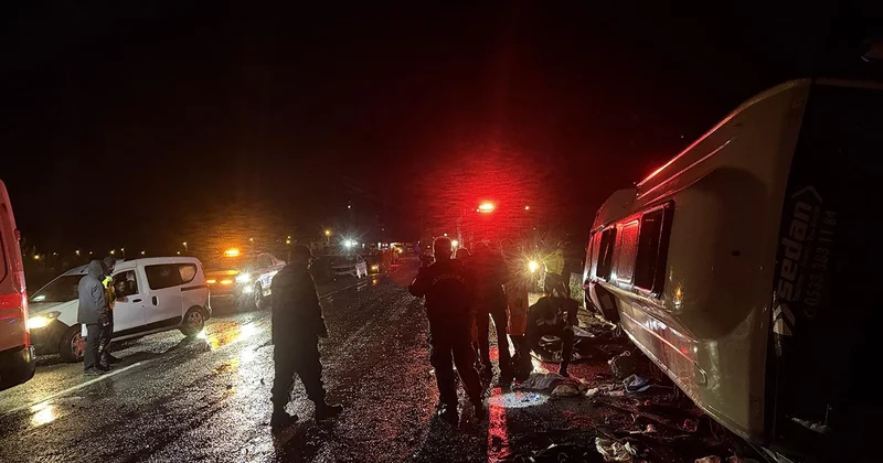 Kahramanmaraş ta düzensiz göçmenleri taşıyan minibüs devrildi: 1 ölü, 22 yaralı