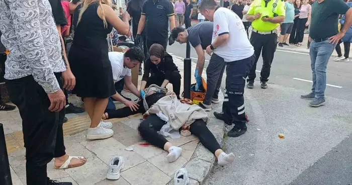 Antalya’da ters yönden çıkan otel servisi ile motosiklet çarpıştı: 1 ölü