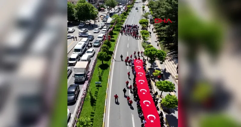 Mardin de 40 metrelik Türk bayrağıyla gençlik yürüyüşü