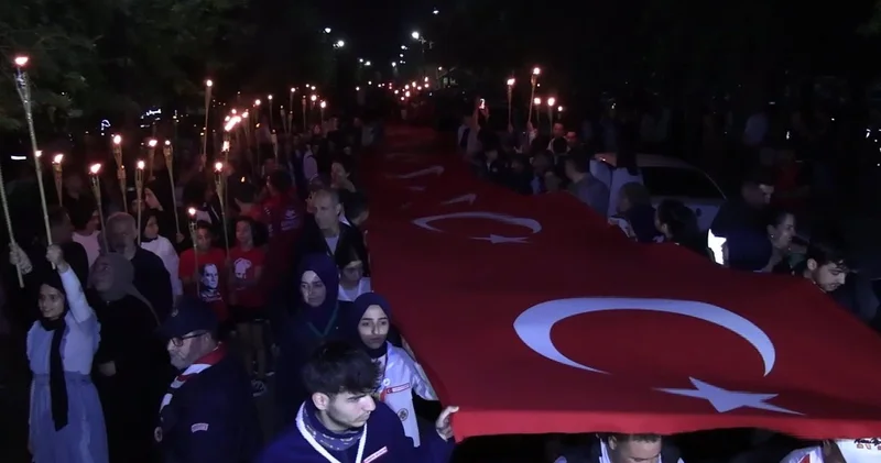 157 metrelik Türk bayrağı ile Diyarbakır da 19 Mayıs yürüyüşü